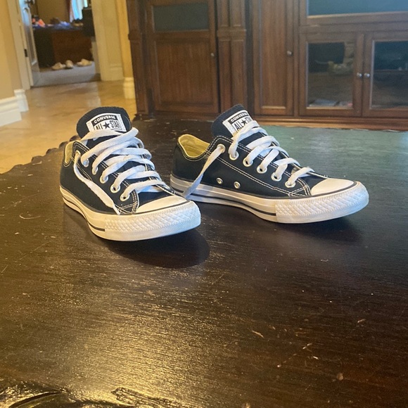 Converse Black and White size 5 in men’s seven in women’s - Picture 3 of 5